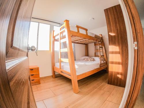 a room with two bunk beds and a mirror at Apartamento cerca al aeropuerto in Rionegro