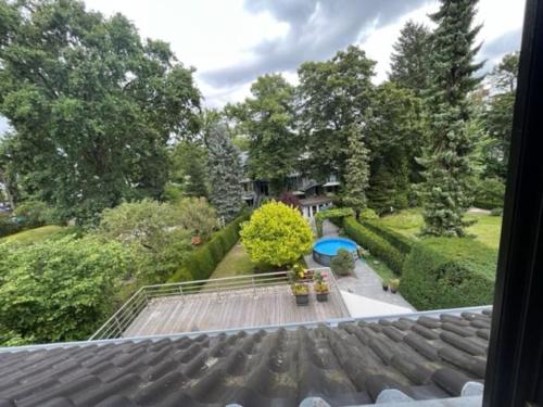 een uitzicht vanaf het dak van een huis met een tuin bij Zentrale Wohnung im Grünen! in Berlijn