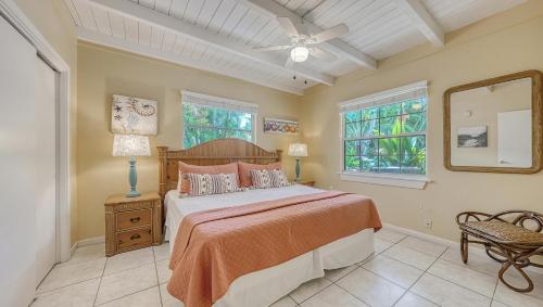 - une chambre avec un lit et un ventilateur de plafond dans l'établissement Crescent Cottage - 1034, à Siesta Key