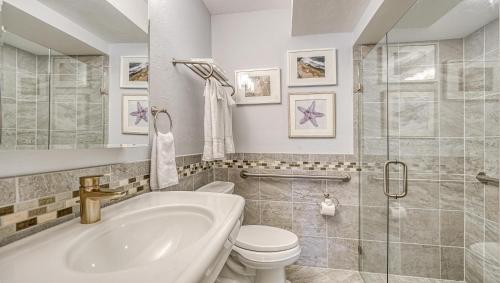 La salle de bains est pourvue d'une baignoire, de toilettes et d'une douche. dans l'établissement Crescent Cottage - 1034, à Siesta Key