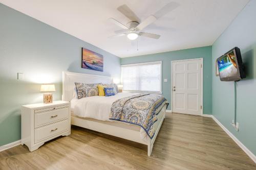 um quarto com uma cama e uma ventoinha de tecto em Seaside Cottage - 535 em Siesta Key
