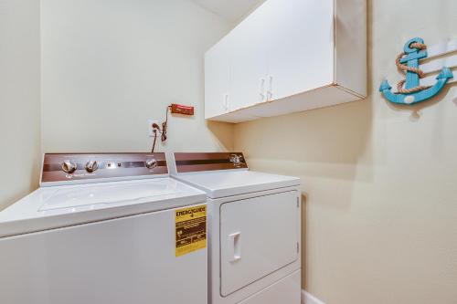 uma pequena cozinha com um lavatório e um frigorífico em Seaside Cottage - 535 em Siesta Key