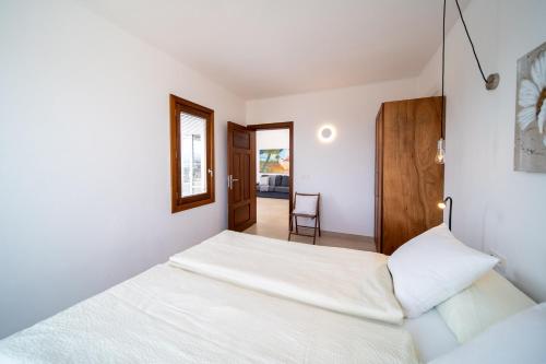 a bedroom with a bed and a chair at La Hondura in Mala