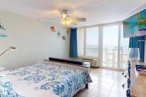 een slaapkamer met een bed en uitzicht op de oceaan bij 421 - Island Inn in St Pete Beach