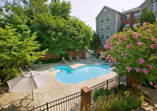 uma vista superior de uma piscina num quintal em Homewood Suites by Hilton Alexandria em Alexandria