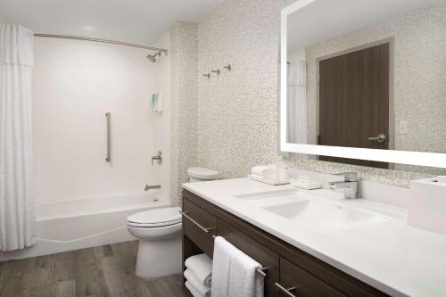 Ένα μπάνιο στο Home2 Suites By Hilton Owings Mills, Md
