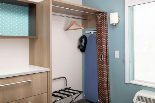 um quarto com uma porta e uma cadeira num quarto em Home2 Suites By Hilton Owings Mills, Md em Owings Mills