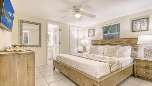 Schlafzimmer mit einem Bett und einem Deckenventilator in der Unterkunft Casita Sun Star - 1135 in Siesta Key