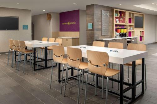 ein Konferenzraum mit weißen Tischen und Stühlen in der Unterkunft Home2 Suites By Hilton Marysville in Marysville