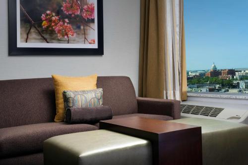 Χώρος καθιστικού στο Homewood Suites by Hilton Washington DC NoMa Union Station