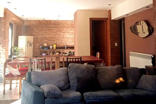 sala de estar con sofá y comedor en Casa Lambersiana en Mar del Plata