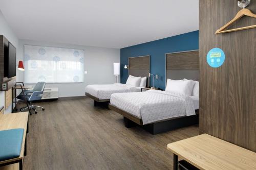 Pokój hotelowy z 2 łóżkami i biurkiem w obiekcie Tru By Hilton Denver Airport Tower Road w mieście Denver