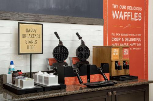 Příslušenství pro přípravu čaje a kávy v ubytování Hampton Inn & Suites Lakeland-South Polk Parkway