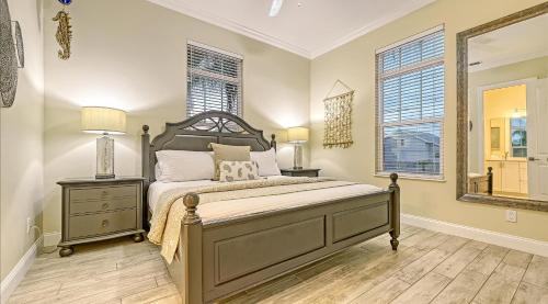 een slaapkamer met een groot bed en 2 ramen bij Casa Antilles - 1036L in Siesta Key