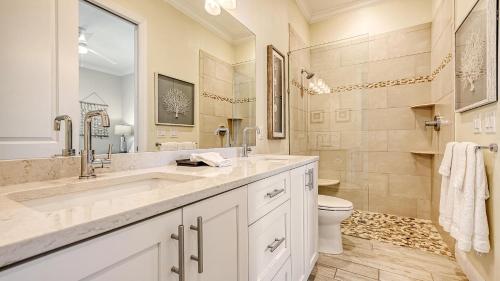een badkamer met een grote wastafel en een toilet bij Casa Antilles - 1036L in Siesta Key