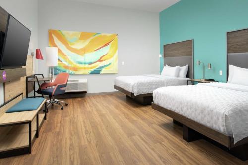 Tru By Hilton Lubbock Southwest tesisinde bir odada yatak veya yataklar