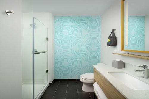e bagno con doccia, servizi igienici e lavandino. di Tru By Hilton Lubbock Southwest a Lubbock