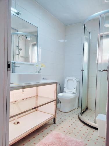 een badkamer met een wastafel, een toilet en een douche bij Stunning and serene homes in Nairobi