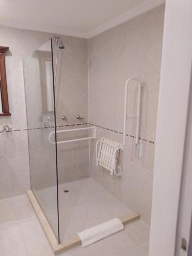 uma casa de banho com um chuveiro, uma banheira e um lavatório. em Scala Hotel Buenos Aires em Buenos Aires