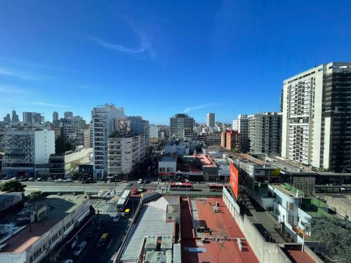 vistas a una ciudad con edificios altos en Departamento privado Belgrano 1 en Buenos Aires