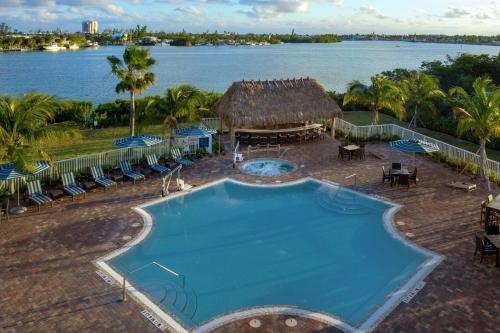 马拉松Hampton Inn Marathon - Florida Keys的享有泳池空中海景