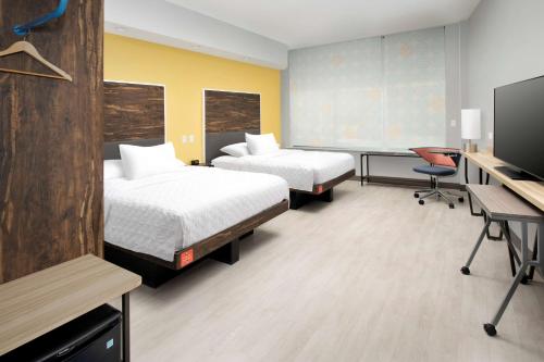 Un pat sau paturi într-o cameră la Tru By Hilton San Antonio Downtown Riverwalk