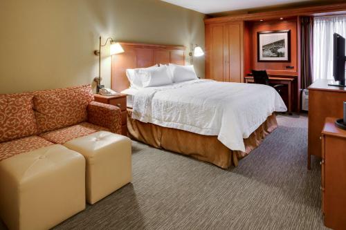 een hotelkamer met een bed en een bank bij Hampton Inn Pittsburgh Greentree in Pittsburgh