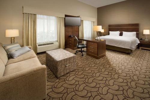 een grote hotelkamer met een bed en een bureau bij Hampton Inn & Suites San Antonio-Downtown/Market Square in San Antonio