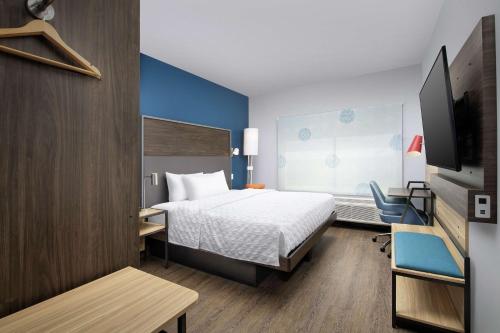 ein Hotelzimmer mit einem Bett und einem TV in der Unterkunft Tru By Hilton San Antonio Lackland Sea World in San Antonio