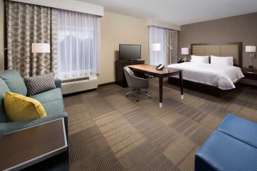 Pokój hotelowy z łóżkiem i biurkiem w obiekcie Hampton Inn & Suites Falls Church w mieście Falls Church