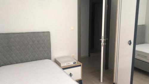 Cette petite chambre comprend un lit et un miroir. dans l'établissement Trabzon-Yomra, à Yomra