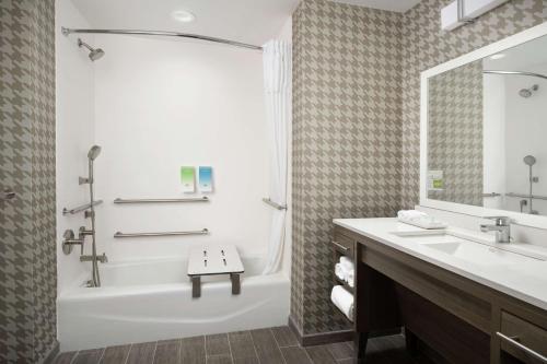 y baño con bañera, lavamanos y ducha. en Home2 Suites By Hilton Asheville Biltmore Village en Asheville