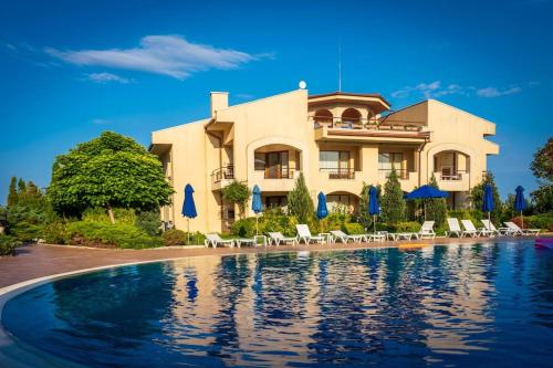 Swimmingpoolen hos eller tæt på 3 bedroom seaview apartment /Ground floor/