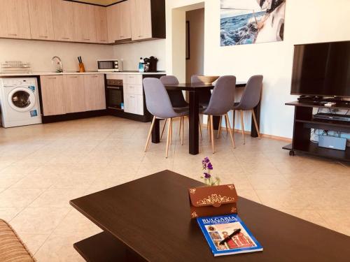 Køkken eller tekøkken på 3 bedroom seaview apartment /Ground floor/