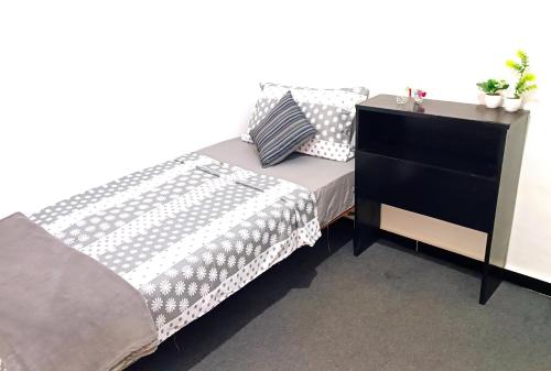 ein Schlafzimmer mit einem Bett und einer Kommode in der Unterkunft Dar Shama - Women only in Rabat