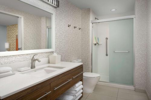 y baño con lavabo, aseo y ducha. en Home2 Suites by Hilton Baltimore/White Marsh, en White Marsh