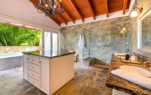 W łazience znajduje się wanna, umywalka i prysznic. w obiekcie Sunny vacation Villa No 76 w mieście San Rafael del Yuma