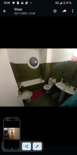 una foto di un bagno con due servizi igienici e un lavandino di idéal pour vacances et affaires a Perpignano
