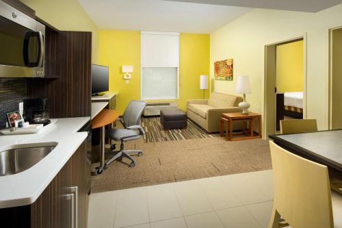 Habitación de hotel con cocina y sala de estar. en Home2 Suites by Hilton Arundel Mills BWI Airport, en Hanover