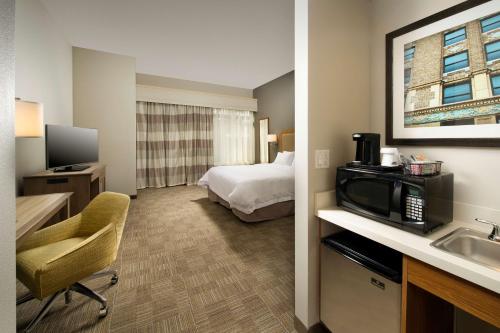 サンアントニオにあるHampton Inn & Suites San Antonio Northwest/Medical Centerのベッドとテレビが備わるホテルルームです。