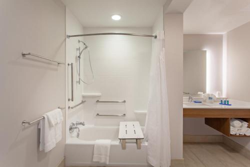 Ванная комната в Holiday Inn Express & Suites - Brigham City - North Utah by IHG