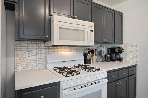 a kitchen with a white stove and a microwave at Redmond Rest home in Redmond