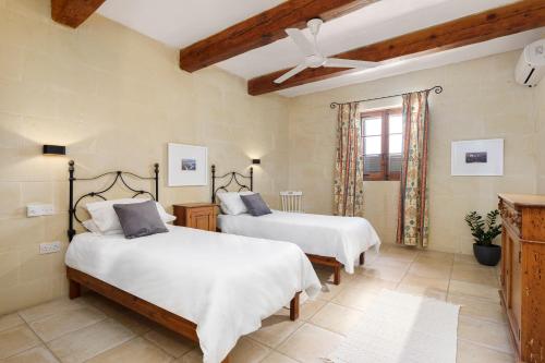 Tempat tidur dalam kamar di Dar tas-Soru Farmhouse with Private Pool