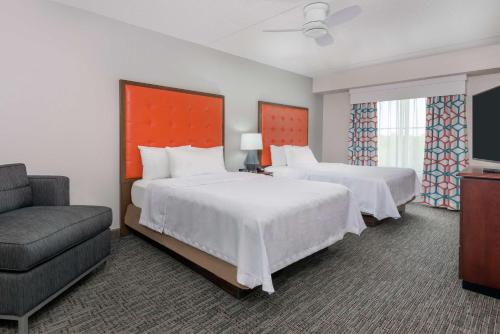 um quarto de hotel com duas camas e um sofá em Homewood Suites by Hilton Cleveland-Beachwood em Beachwood