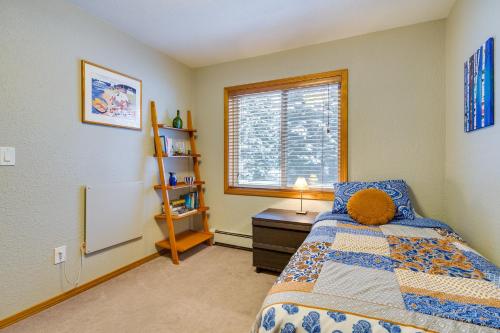 een slaapkamer met een bed, een bureau en een raam bij Juneau Apartment - Minutes to Mendenhall Glacier in Juneau