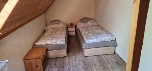 Ліжко або ліжка в номері Chalupa Olšinka