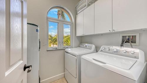 lavadero blanco con lavadora y secadora en Villa Castile - 5204, en Siesta Key