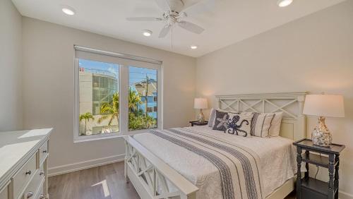um quarto com uma cama e uma janela em Silver Shore - 657B em Siesta Key