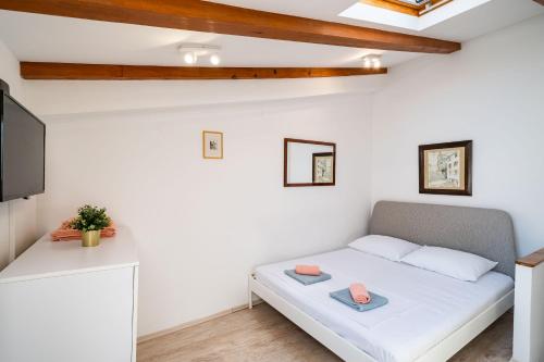 Lovely holiday house Othello next to the Buža beach