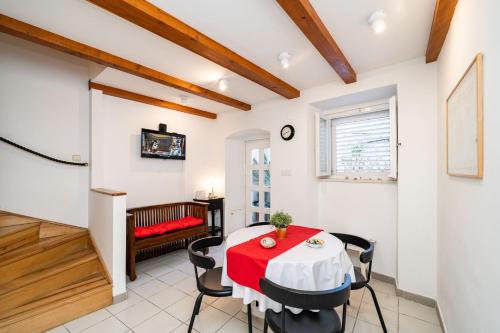 Postel nebo postele na pokoji v ubytování Lovely holiday house Othello next to the Buža beach